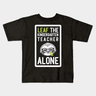 Funny Kindergarten Teacher Pun - Leaf me Alone - Gifts for Kindergarten Teachers Kids T-Shirt